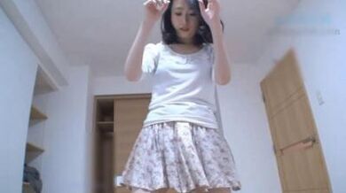 超漂亮性感的白嫩气质小少妇脱掉内裤在客厅地上被爆操内射