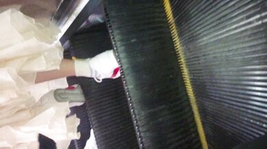 【精品CD】牛人大神地铁站尾随抄底 极品小妹三角区尽数暴露，那一大片短而浓密的毛毛，实在亮眼了白裙